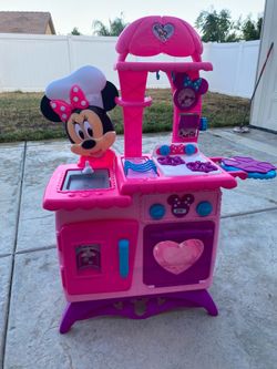 Disney Minnie Mouse kitchen set.