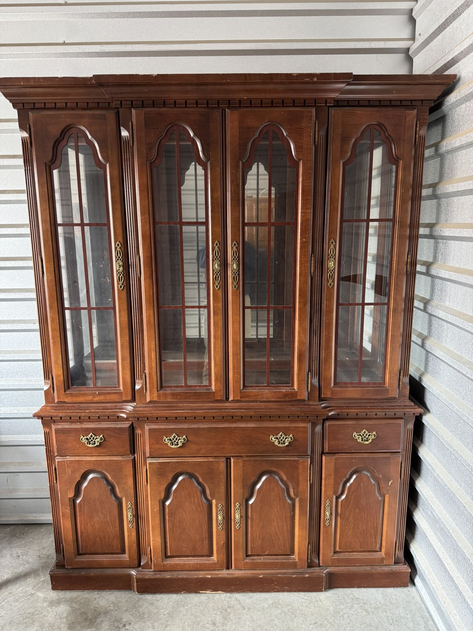 China Cabinet / Hutch