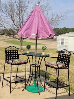 Very nice outdoor pub height patio set 