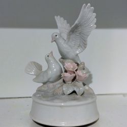 Arnart Porcelain Doves Music Box, 1982 Taiwan