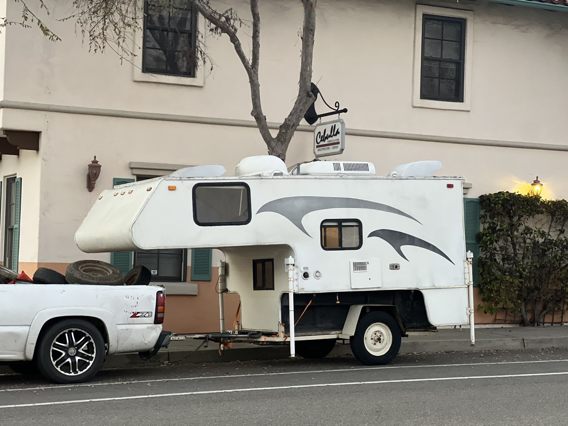 1998 Fully Automatic Camper W Sat Dish Power Legs & Awning Loaded