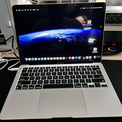 APPLE MACBOOK AIR M1 WITH ACCESSORIES ( MINT CONDITION ) 13.3 INCH SCREEN