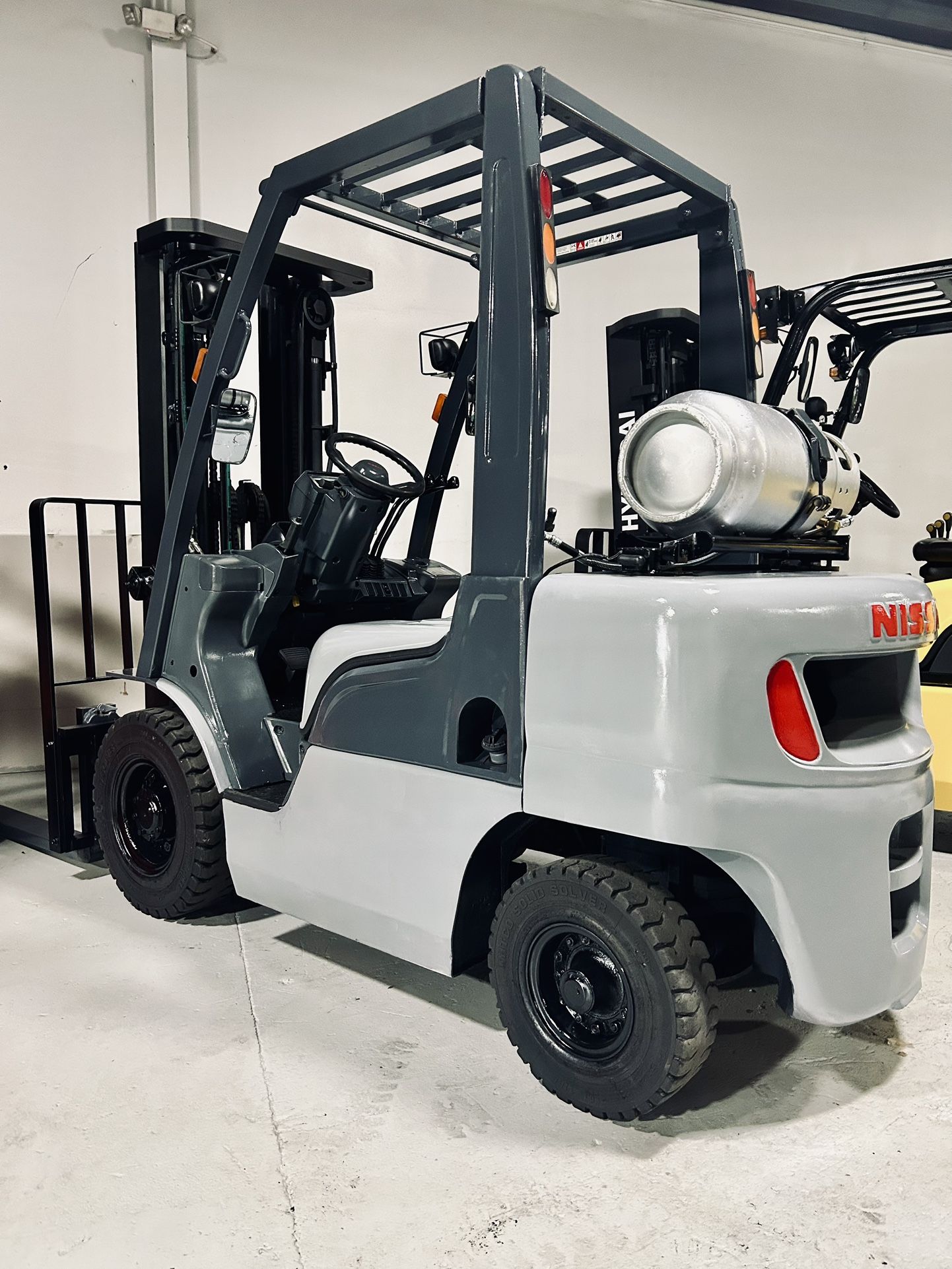 FORKLIFT NISSAN 50 On Pneumatic Outdoor Tires. Capacity 5500 Lb. Triple Mast. Side Shift. DUAL FUEL ENGINE. Ready For Use. Serviced & Tested.