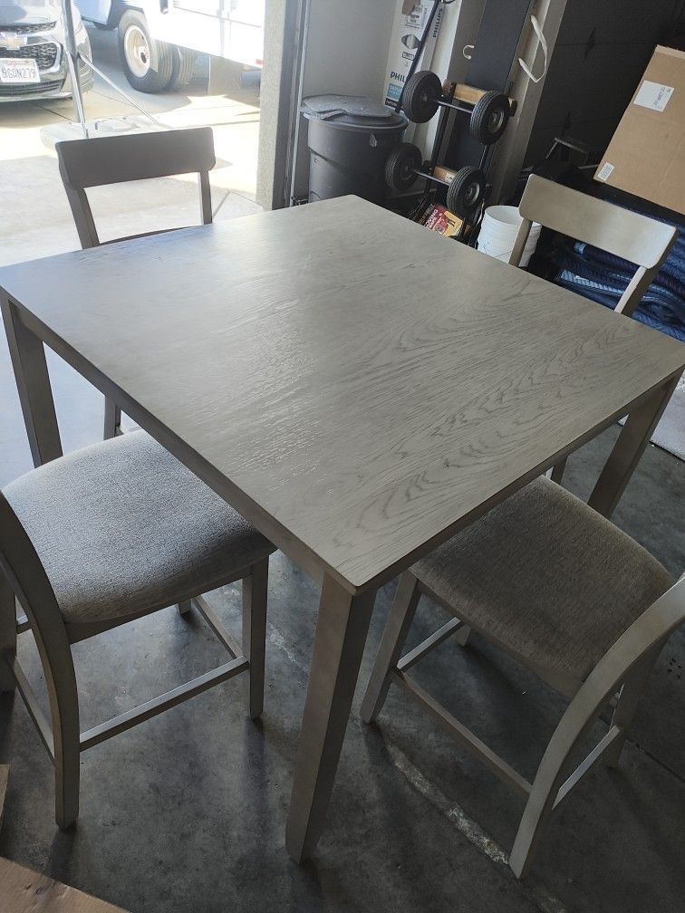 Dinning Table Comedor Hablo Espanol