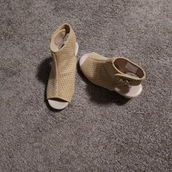 MICHAEL KORS  TAN SANDELS SIZE 3 NEW$10.00