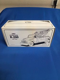 Vintage  First Gear 1957 R-200 International Tow Truck Springfield FD 1:34 1