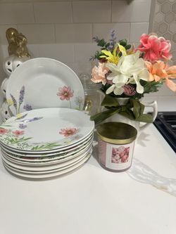 10 Platos Florales Un Arreglo Floral Y Una Vela De Rosas.