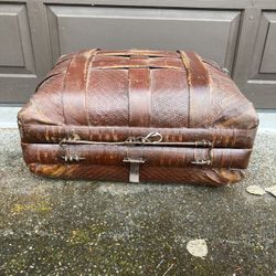 Woven Asian Trunk
