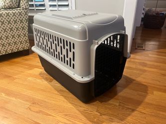 It’s all great dog kennel 32 inch perfect condition. Smoke free home.