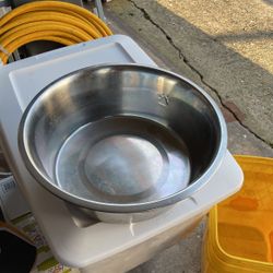 Giant metal dog bowl holds 304  fluid ounces was for my Great Dane