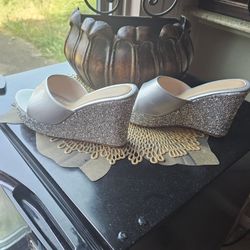 High platform silver sandals with high heels covered in silver glitter, perfect for all formal occasions. Available in size 9.5 US. ✅