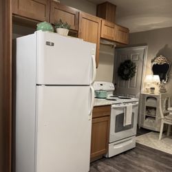 Fridge•Freezer•Frigidaire•18.2 Cubic Ft.•Adjustable Glass Shelves•Right/Left Door•Manual Included•Non Smoking/Pet Free Home