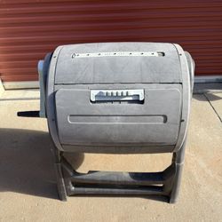 Outdoor rotating compost bin