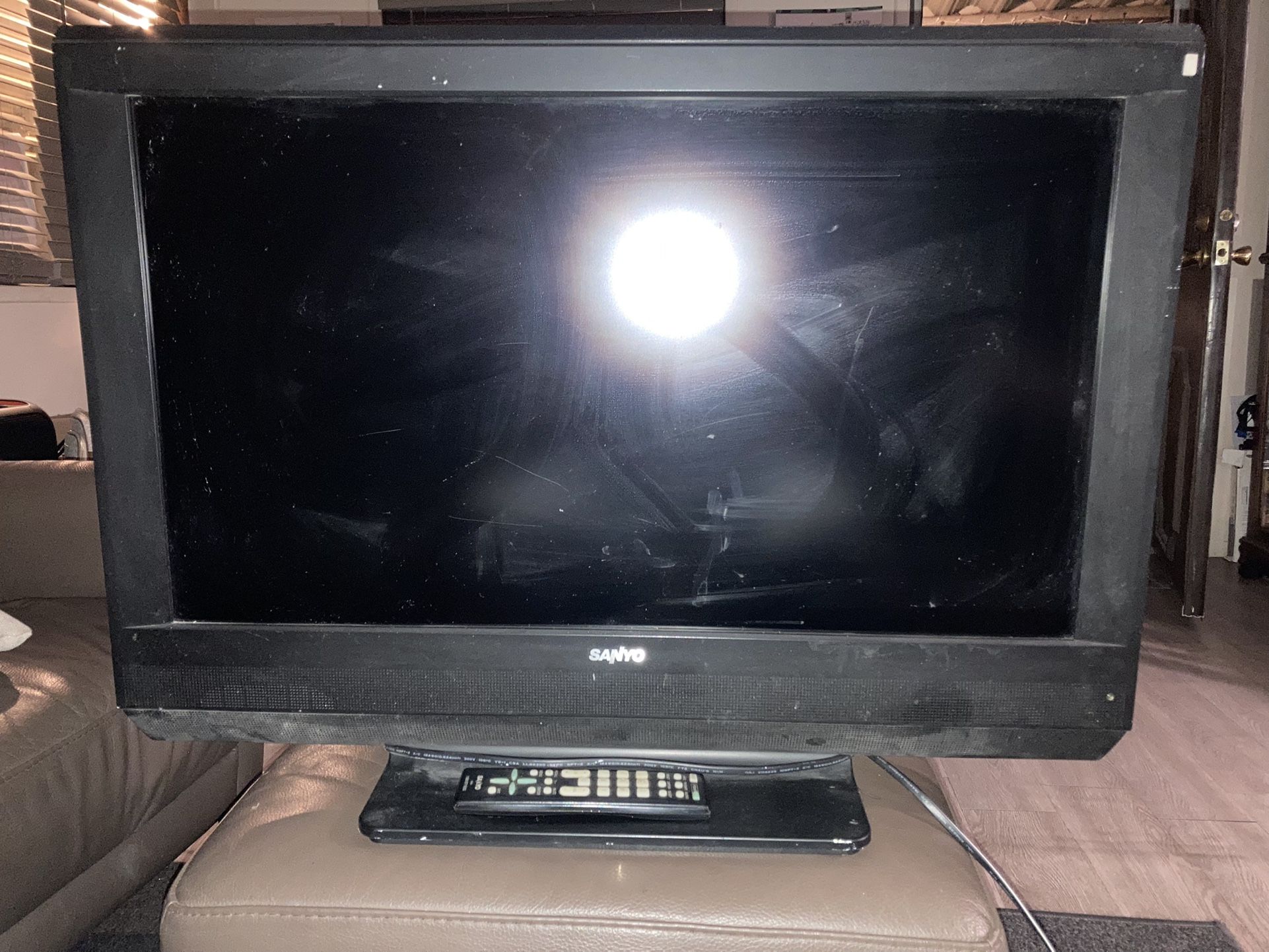 Sanyo DP32648 - 31.5"