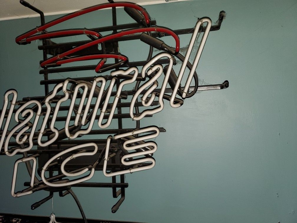 BEER GLASS TUBE NEON LIGHT..PRETTY BIG SIZE..COMES WITH DIMMER..PRETTY BRIGHT TEST IT BEFORE YOU BUY IT...