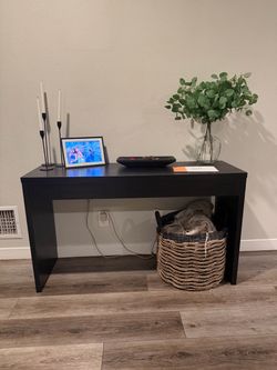 Entry way table