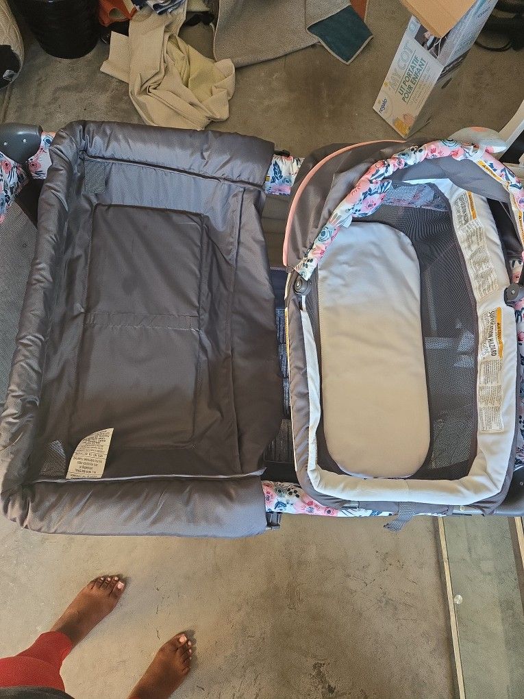 Brand NEW Play Pin Bassinet With Changing TABLE and Sleeper