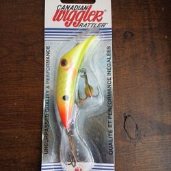 NOS Vintage Canadian Wigglers Rattlers CWR151 Chartreuse Red Tail