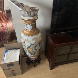 Beautiful Oriental Vase. Free Drop Off Available 