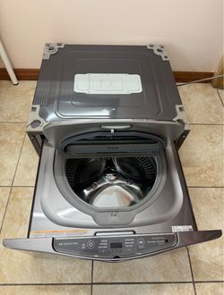 LG SIGNATURE 1.0 cu. ft. LG SideKick™ Pedestal Washer, LG TWINWash™ Compatible