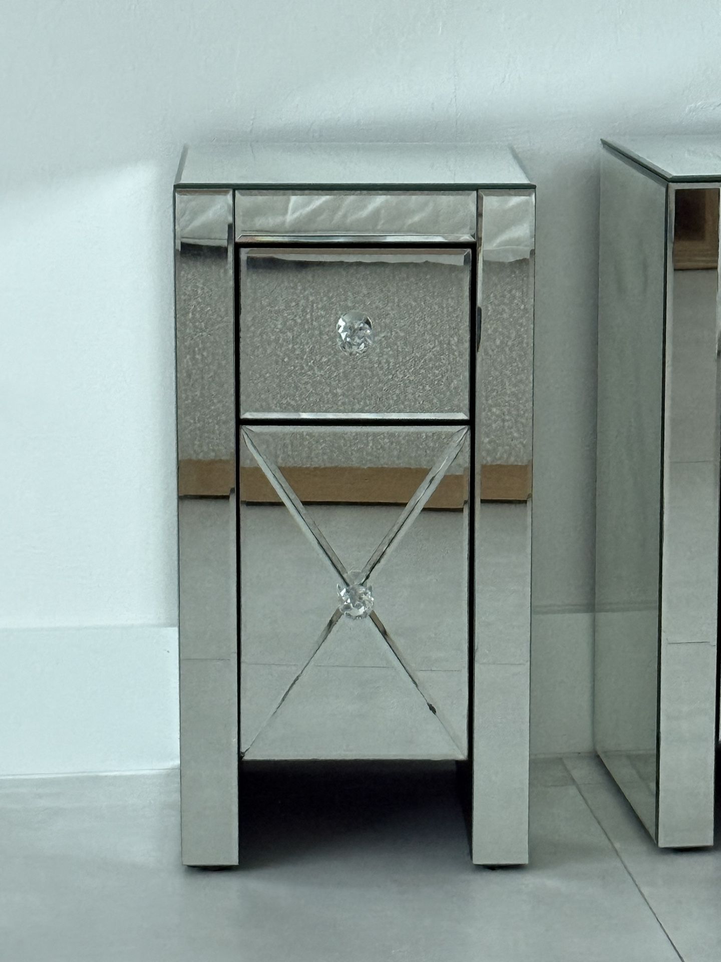 Nightstand Mirrored