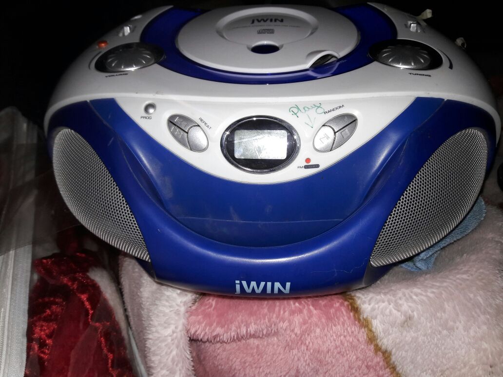 IWIN CD Radio combo in a small portable radio s