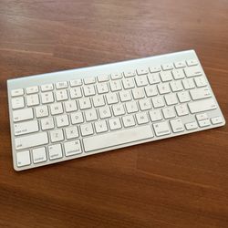 Apple A1314 Wireless Bluetooth Keyboard Compact Silver White Mac Sleek Design
