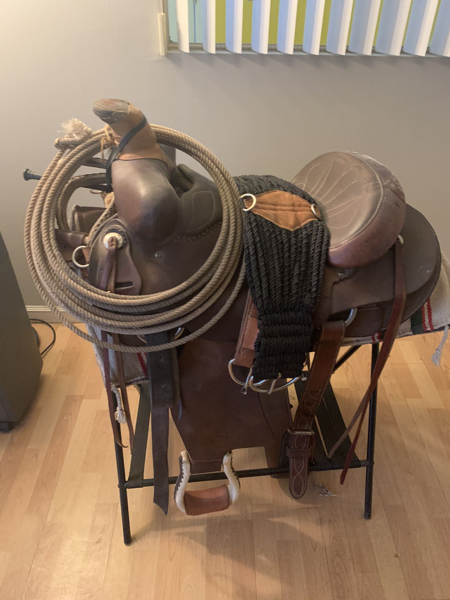 Saddle horse saddle