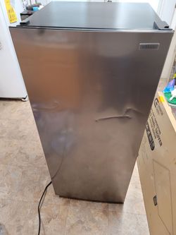 Vissani 7.1 cu. ft.  (49.5"H × 21.5"W × 22.5"D) New with Minor Blemishes
