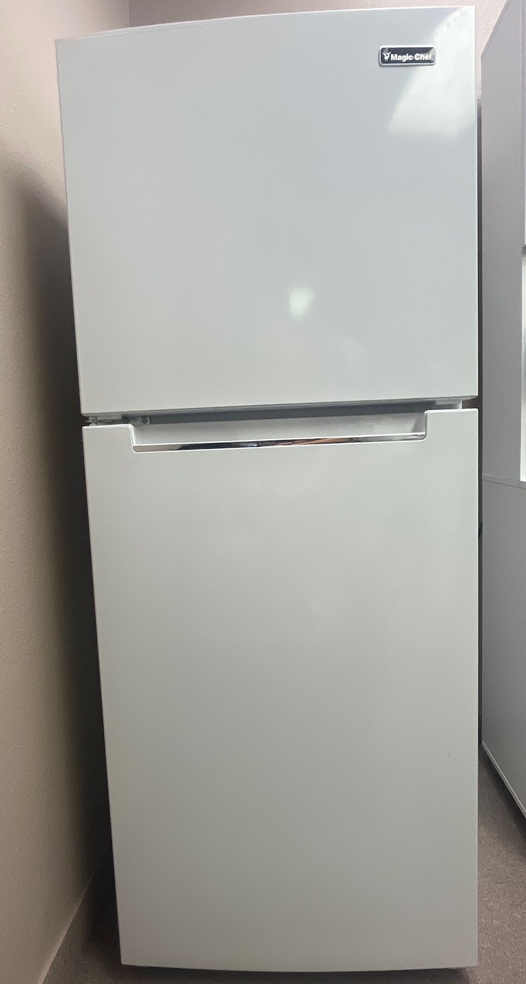 Magic Chef 10.1 cu. ft. Top Freezer Refrigerator in White - Pre-Owned