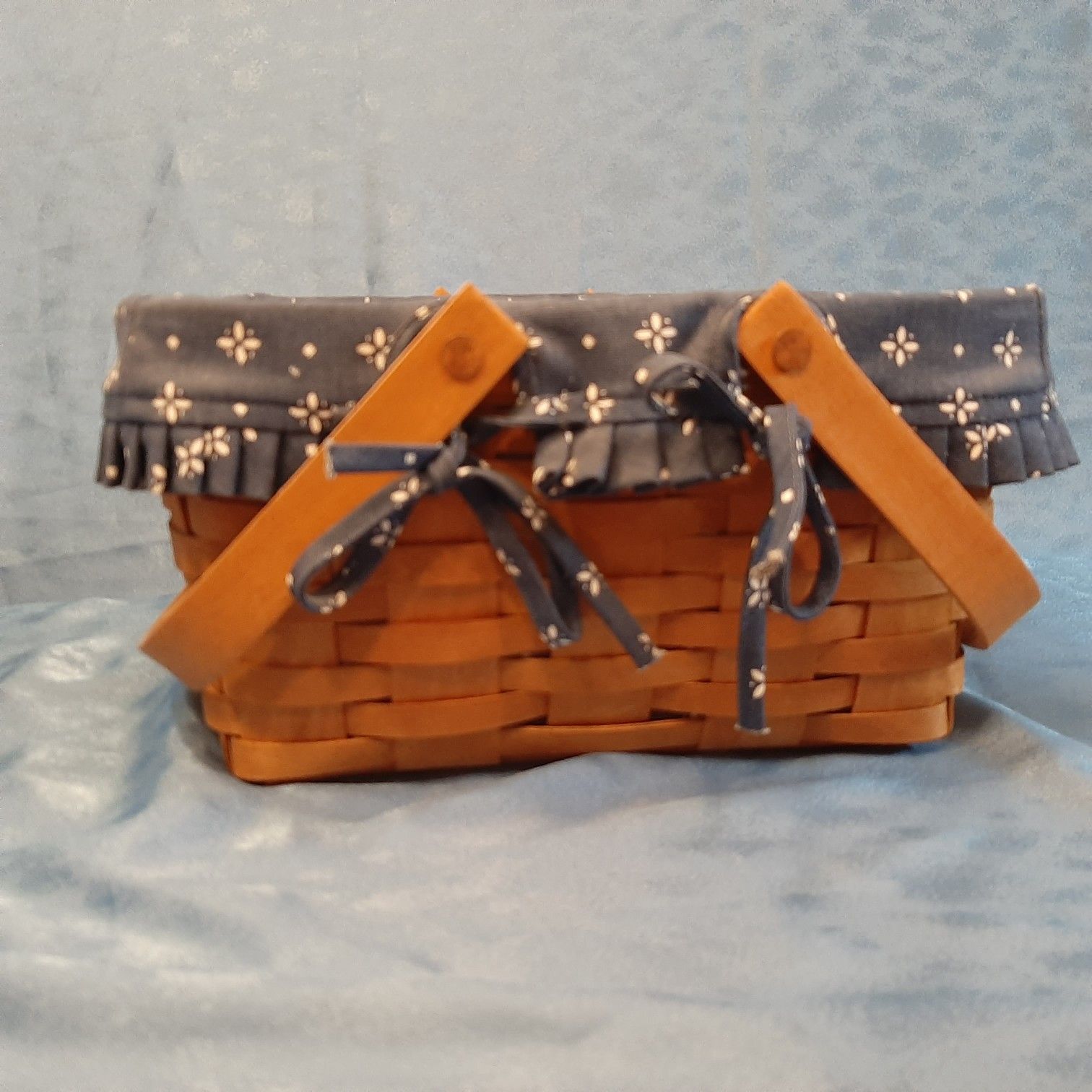 Longaberger 2 handle Market basket with fabric and plastic liners