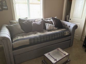 Beautiful Daybed/with Trundle