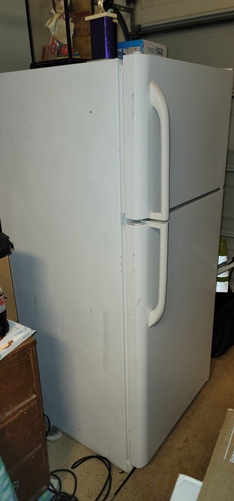 Free Refrigerator (Does Not Get Cold) Needs Charge