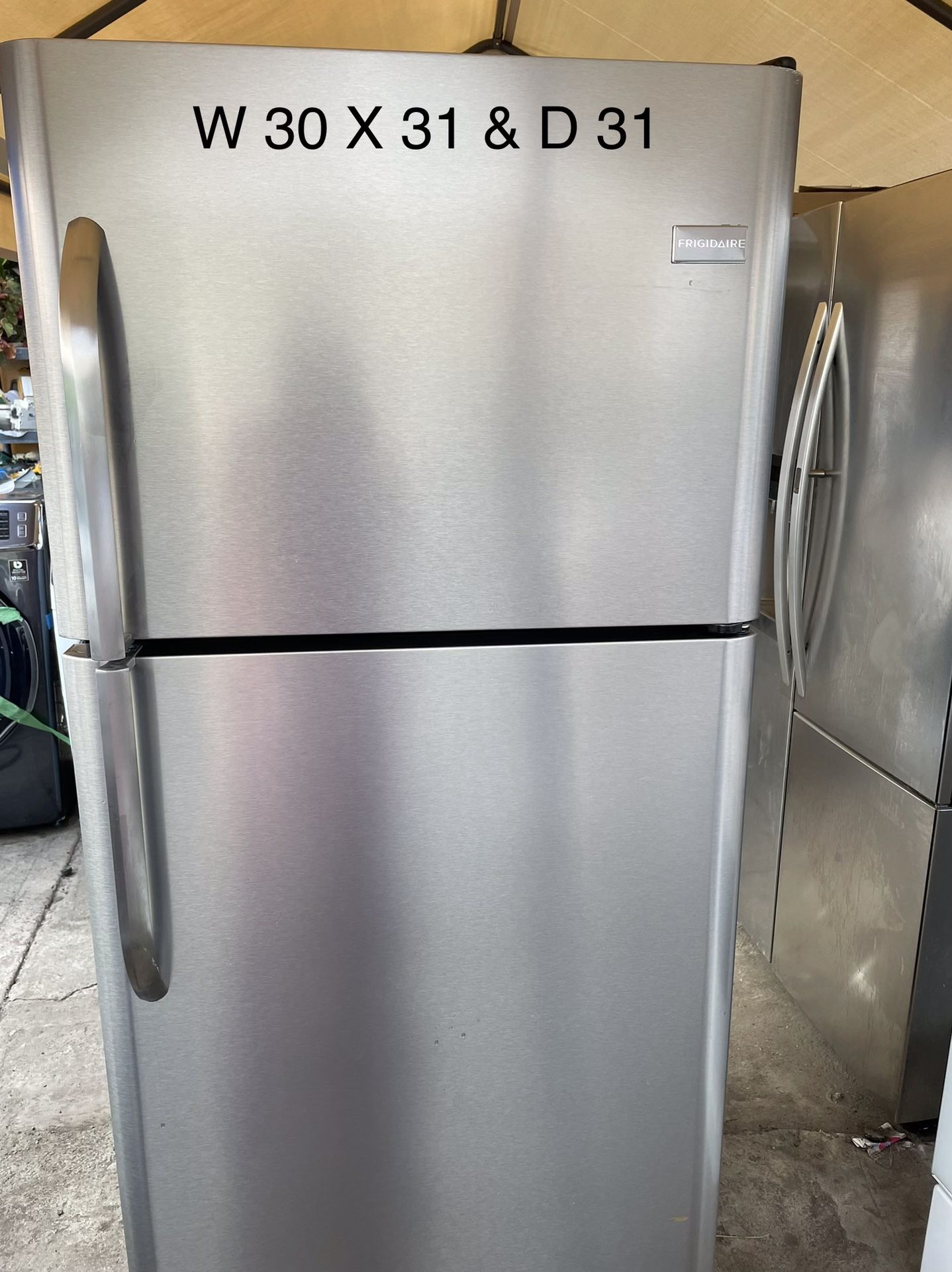 Frigidaire Top Freezer Refrigerator W/ Ice Maker 