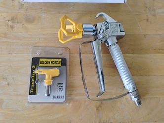 Airless paint sprayer gun with tip