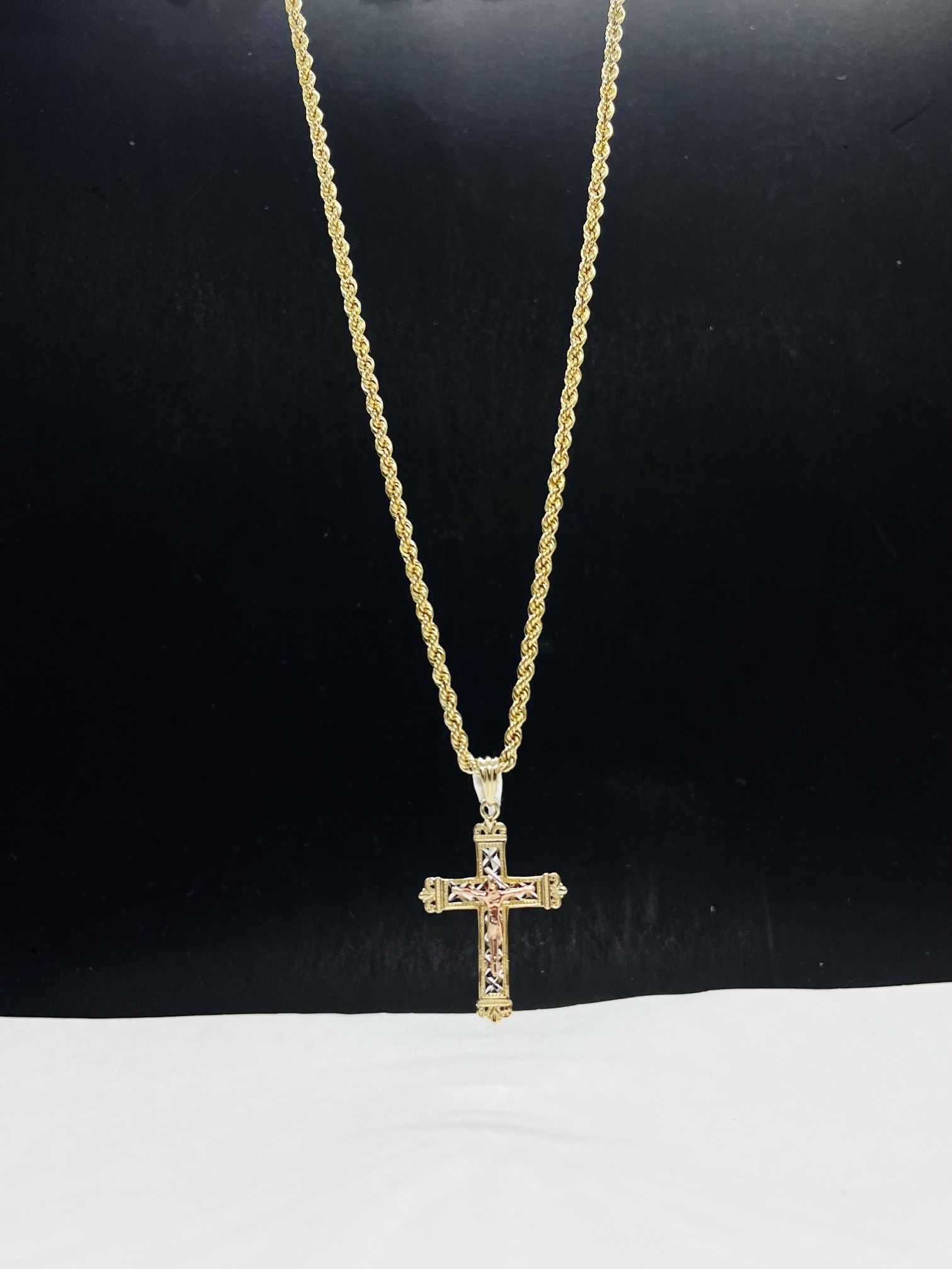 14k Gold Rope Chain And Crusifix, Pendant  Gold Necklance