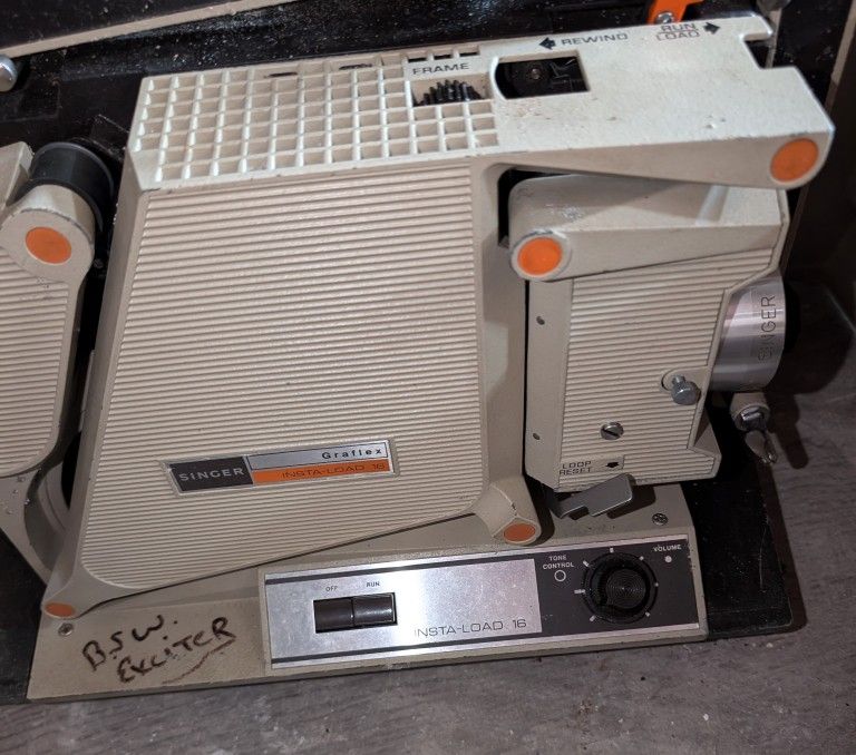 Singer Graflex Insta-load, School Movie Projector 1115, 16mm 350W, 60 Input, Audio Output 10 W. RMS, 8 OHMS. I Don't Know If It Works. Free Movie