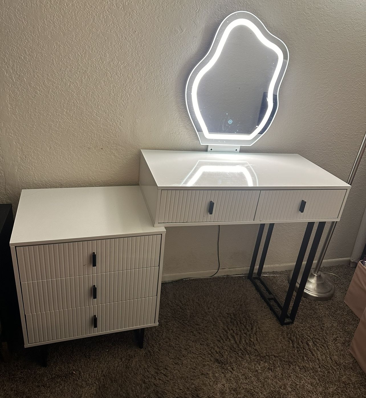 5 Drawer Vanity Desk With Light Up Mirror
