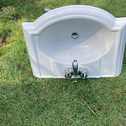 Sinks. pte-owned in good shape
