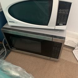 2 Good Clean Working Microwaves