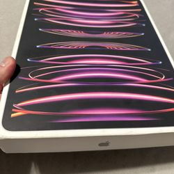 Selling iPad Pro 12.9 inch 6th. Gen. 128GB M2 Chip Wifi + Cellular New in Box Sealed
