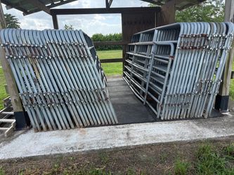Round pen panels door gates farm horse cattle fence