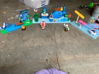Super Mario world diorama and character lot
