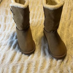 Brown suede boots with faux fur lining and straps 