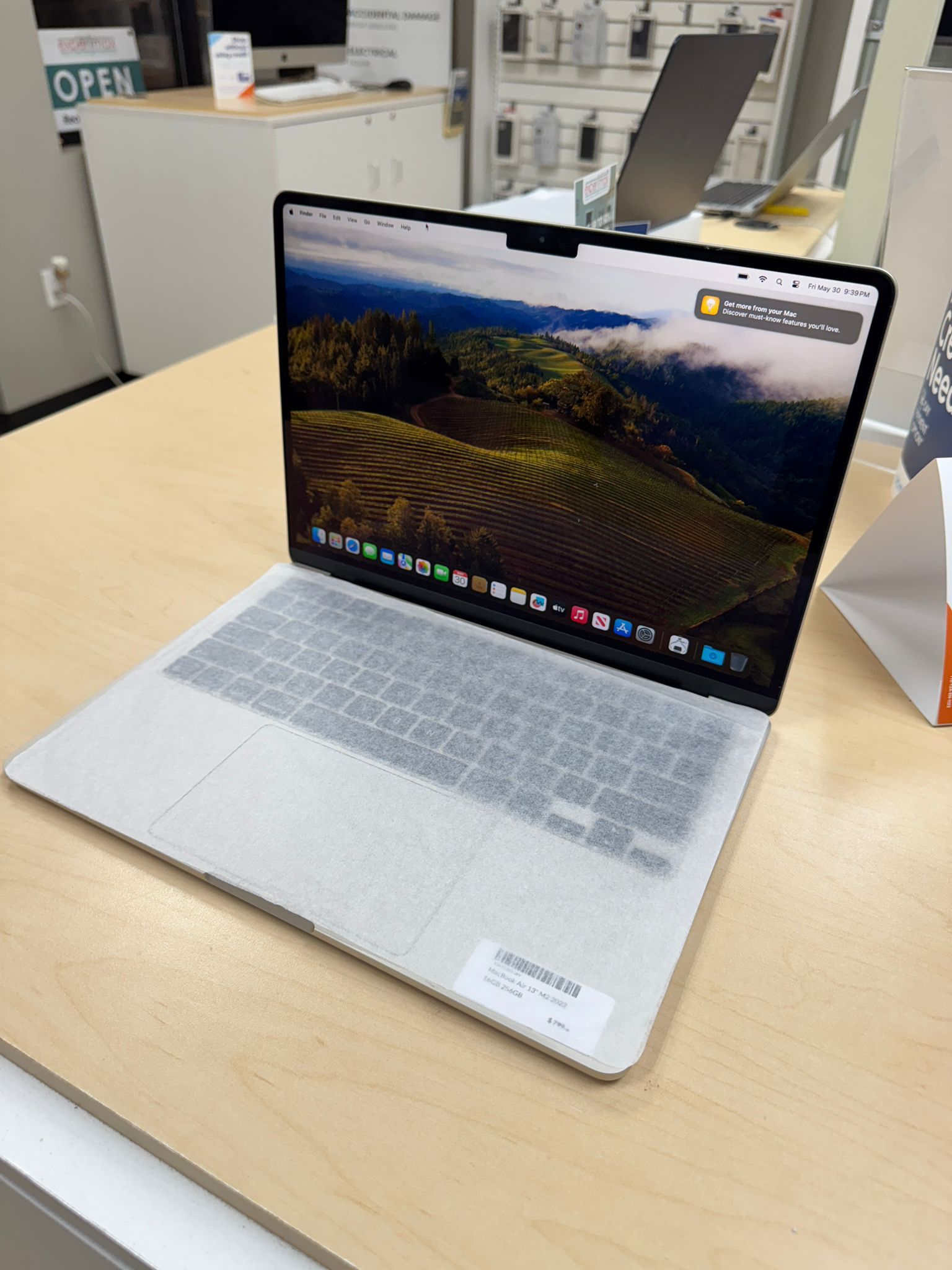 MacBook Air 16 GB ram 256 GB storage , almost new only two battery cycles