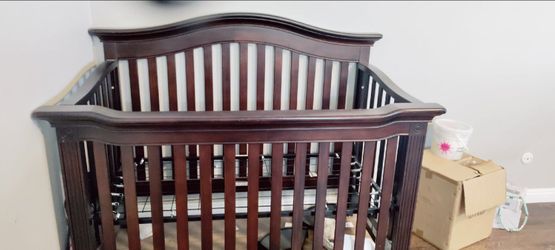 Free crib/toddler bed no mattress