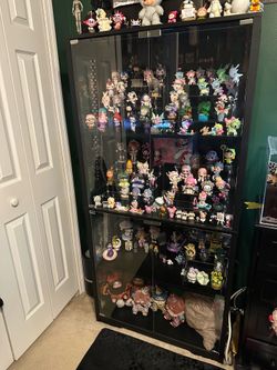 Display cabinet with glass doors