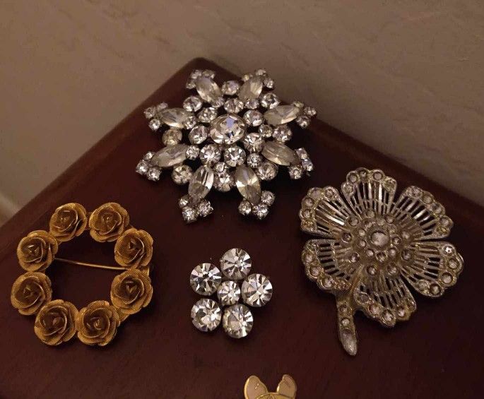 VINTAGE MID CENTURY HOLLYWOOD REGENCY SNOWFLAKE BROOCH PIN GOLD ROSE WREATH COSTUME JEWELRY COLLECTABLE
