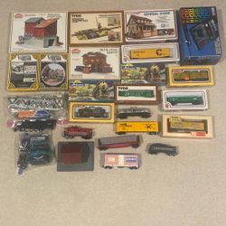 HO Scale Assorted Train Engine Train Cars 