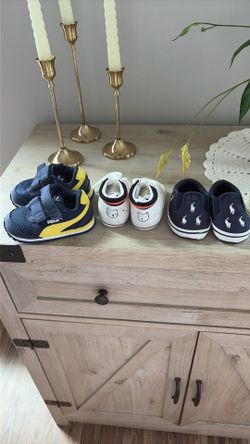 Giving away baby shoes (0–3 months)
